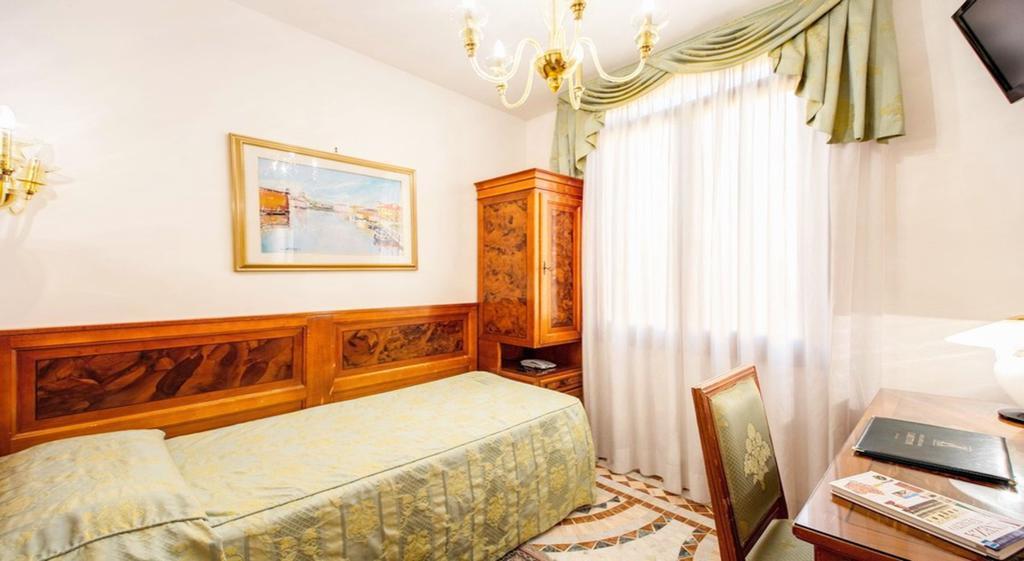 Antica Casa Carettoni Hotel Venice Room photo